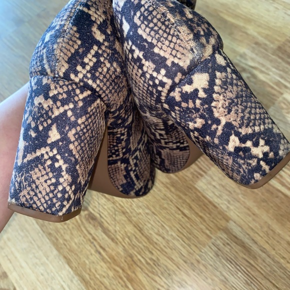 ✨2/$15 H&M 7.5 Snake Print pull-on booties Brown - Picture 9 of 13